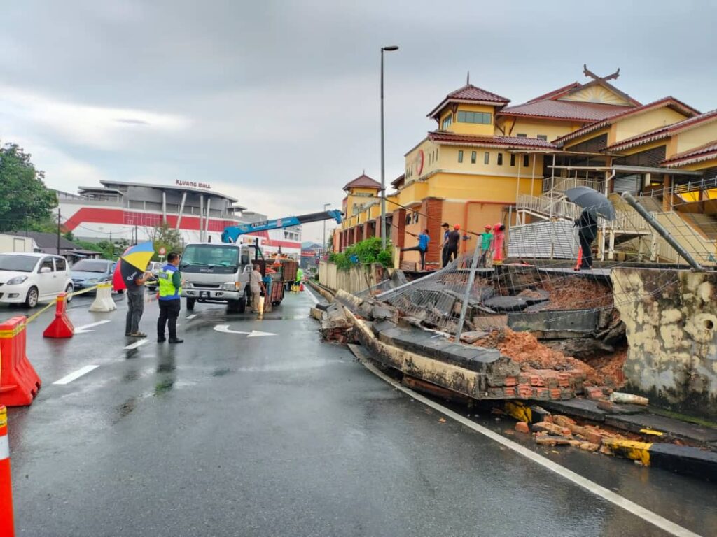 Jalan Rambutan ditutup satu lorong akibat runtuhan