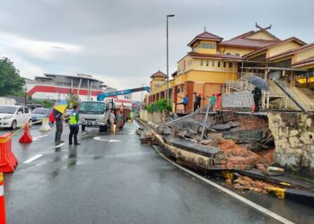 PIHAK berkenaan mengalihkan tiang lampu serta tebing tempat letak kenderaan di bangunan Pekan Rabu, Kluang yang runtuh.