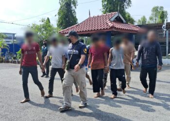 SEMBILAN warganegara Myanmar yang disyaki menceroboh Hutan Simpan Bukit Bandi dibawa ke Ibu Pejabat Polis Daerah Kemaman, di Kemaman, semalam.