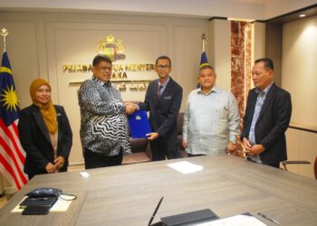 SHAIFUL HIZAM Johan bersalaman dengan Ab. Rauf Yusoh selepas Majlis Angkat Sumpah Pelantikan YDP MPJ Kesembilan di Seri Negeri, Ayer Keroh, Melaka. - UTUSAN/AMRAN MULUP