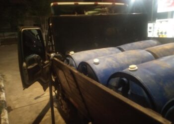 SEBAHAGIAN daripada tong berisi diesel yang dirampas KPDN di sebuah stesen minyak di Paka, Dungun, kelmarin.