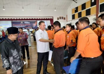 HASNI Mohammad berbual dengan para pelajar pada Majlis Perasmian Mesyuarat PIBG Kolej Vokasional Tanjung Piai, Pontian.