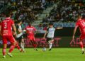PEMAIN TFC, Akhyar Rashid (dua, kanan) melakukan percubaan ke gawang gol KDN FC dalam saingan Liga Super di Stadium Sultan Mizan Zainal Abidin, Kuala Nerus, malam ini. - UTUSAN/PUQTRA HAIRRY ROSLI