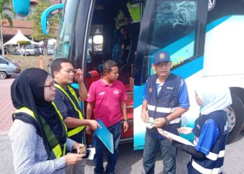 MAZSHIDA Ruslal (kiri) bersama anggota penguatkuasaan MOTAC memeriksa sebuah bas persiaran dalam operasi bersepadu di perkarangan Muzium Negeri, Kampung Losong, Kuala Terengganu, hari ini. - UTUSAN/TENGKU DANISH BAHRI TENGKU YUSOFF