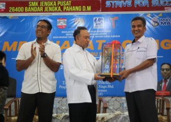 PENGETUA SMK Jengka Pusat, Darussalam Taib (kanan) menyampaikan cenderamata kepada Rozali Ismail (tengah) selepas merasmikan Mesyuarat Agung PIBG sekolah itu kali ke-44 di Maran, Pahang. - FOTO/SALEHUDIN MAT RASAD