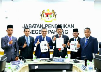 AMZAN Abd. Malek (tiga dari kiri) menunjukkan laporan analisis keputusan SPM bagi negeri Pahang dalam sidang akhbar di Jabatan Pendidikan Negeri Pahang (JPNP) di Kuantan, Pahang. - FOTO/SHEIKH AHMAD RAZIF