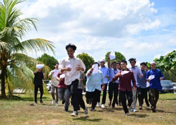 SEBAHAGIAN daripada pelajar SMIYT Kuala Terengganu meraikan kecemerlangan SPM 2023 di Masjid Al Hidayah Kampung Banggol Mempelam di Kuala Terengganu, hari ini. - UTUSAN/PUQTRA HAIRRY ROSLI