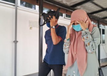 NUR AISYAH Azila Zairul Akmal dan Muhammad Alhafiz Mukminin Mohd Noor keluar dari Mahkamah Sesyen Kemaman, hari ini. - UTUSAN/NIK NUR IZZATUL HAZWANI NIK ADNAN