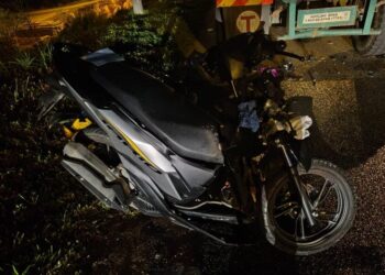 KEADAAN motosikal dinaiki Wan Nur Umira Wan Yusof bersama anaknya, Nur Qaira Nadeera yang maut setelah merempuh belakang sebuah lori  di Hulu Terengganu, hari ini.