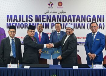 AHMAD Samsuri Mokhtar (tiga, kanan) dan Muhammad Sanusi Md. Nor (tiga, kiri) menyaksikan pertukaran dokumen pada Majlis Menandatangani Memorandum Perjanjian (MOA) antara Yayasan Terengganu dan UniSHAMS di Kuala Terengganu, hari ini. - UTUSAN/PUQTRA HAIRRY ROSLI