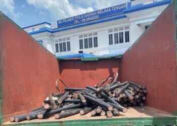 SEBUAH lori dengan muatan kabel turut dirampas ketika serbuah di sebuah banglo di Alor Gajah, Melaka.