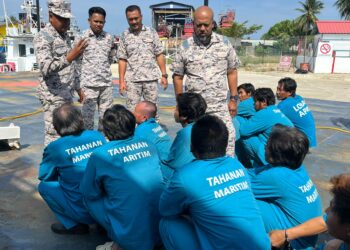 ERWAN Shah Soahdi (kanan) semasa menjalankan soal siasat ke atas nelayan asing Vietnam di Tok Bali, Pasir Puteh, Kelantan hari ini. UTUSAN/TOREK SULONG