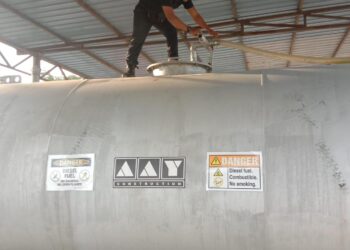 SEORANG pegawai penguat kuasa KPDN Terengganu memeriksa sebuah tangki diesel di tapak pembinaan di Bukit Besi, Dungun, kelmarin.