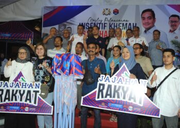 ONN HAFIZ Ghazi (tengah) bergambar bersama-sama para peniaga pada Majlis Pelancaran Insentif Khemah Usahawan Mikro Johor di Bazar Karat, Johor Bahru.