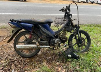 KEADAAN motosikal yang ditunggangi Mamat Abas selepas terlibat dalam kemalangan di Kilometer 54, Chalok Kedai, Setiu, semalam.