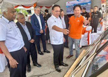 HASNI Mohammad 9dua dari kanan) melawat pameran yang diadakan pada majlis Surfactor Asia Pacific's Switch-On di Pasir Gudang.