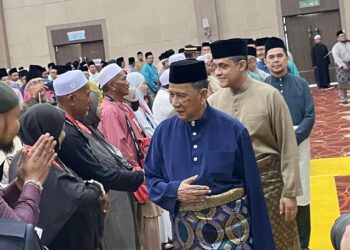 SULTAN Sallehuddin Sultan Badlishah beramah mesra dengan bakal jemaah pada Majlis Mengucapkan Selamat Jalan kepada para jemaah haji Kedah di Alor Setar.