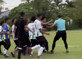 TANGKAP layar video kekecohan yang berlaku antara pemain dan pengadil dalam Kejohanan Bola Sepak MSSD Kubang Pasu, kelmarin.