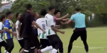 TANGKAP layar video kekecohan yang berlaku antara pemain dan pengadil dalam Kejohanan Bola Sepak MSSD Kubang Pasu, kelmarin.