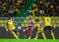 SONY Norde dikawal tiga pemain Perak dalam aksi Liga Super di Stadium Darul Aman, Alor Setar.