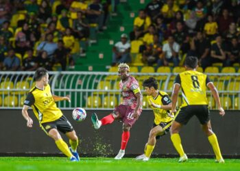 SONY Norde dikawal tiga pemain Perak dalam aksi Liga Super di Stadium Darul Aman, Alor Setar.