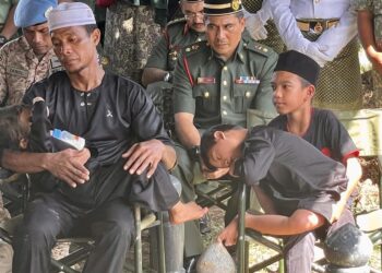 NOOR Azmi Ariffin bersama anak-anaknya ketika upacara pengebumian jenazah Faridah Abd Rahman di Tanah Perkuburan Islam Masjid Al Anwar, Kampung Tengah, Tualang di Pokok Sena.
