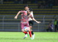 SUKHROB Nurulloev cuba mengekang asakan pemain Penang dalam perlawanan Pra Musim 2024/ 2025 di Stadium Darul Aman. -UTUSAN/ SHAHIR NOORDIN