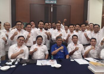 MOHAMAD Sabu bersama kepemimpinan Pemuda Amanah selepas menghadiri Pemukiman Pemuda Amanah Nasional 2024 di Nilai, Seremban hari ini.-UTUSAN/NUR SHARIEZA ISMAIL.