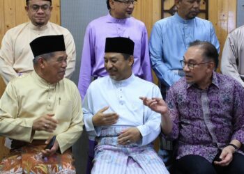 MOHAMAD Sabu (kiri) bersama Mohd. Nassuruddin Daud dan Anwar Ibrahim beramah mesra semasa mengadakan pertemuan tertutup di Kota Darulnaim, Kota Bharu, Kelantan hari ini-UTUSAN/KAMARUL BISMI KAMARUZAMAN
