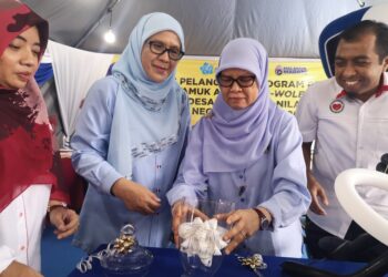 TENGKU Zamrah Tengku Sulaiman (dua dari kanan) bersama Dr. Harlina (dua dari kiri) pada Program Pelepasan Nyamuk Aedes BerWolbachia di Zon A Desa Anggerik, Nilai, Seremban hari ini.-UTUSAN/NUR SHARIEZA ISMAIL.