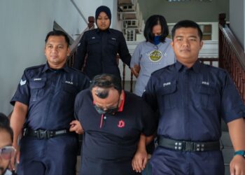 PASANGAN suami isteri mengaku tidak bersalah di Mahkamah Sesyen, Ayer Keroh, Melaka atas pertuduhan menerima deposit berjumlah RM68,385 tanpa lesen yang sah. - UTUSAN/SYAFEEQ AHMAD