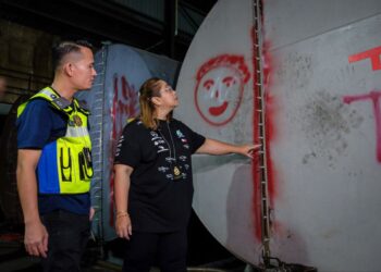 NORENA Jaafar menunjukkan dua tangki diesel berkapasiti keseluruhan 35,000 liter yang disita KPDN di sebuah premis di Kawasan Perindustrian Krubong, Melaka. - UTUSAN/SYAFEEQ AHMAD