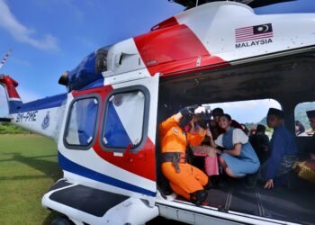 PELAJAR-pelajar tidak melepaskan peluang bergambar bersama penerjun dalam helikopter Agusta AWB139 sempena Sambutan Hari Raya Adilifitri SMK Tunku Besar Tampin di Tampin hari ini.-UTUSAN/MOHD. SHAHJEHAN MAAMIN.