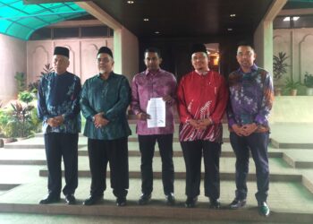 MOHAMAD Hanifah Abu Baker (tengah) bersama empat ADUN pembangkang dalam sidang akhbar selepas Persidangan Pertama (Perasmian) Penggal Kedua, DUN Negeri Sembilan Yang Ke-15 hari ini.-UTUSAN/NUR SHARIEZA ISMAIL.