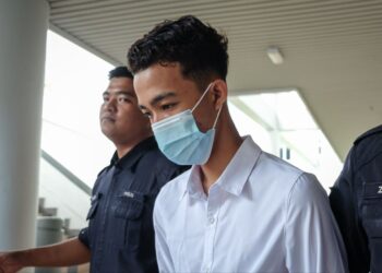 TERTUDUH diiring keluar anggota polis selepas didakwa di Mahkamah Sesyen, Ayer Keroh, Melaka atas pertuduhan merogol remaja bawah umur. - UTUSAN/SYAFEEQ AHMAD