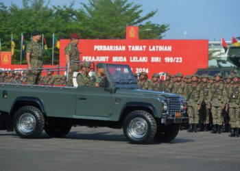 MUHAMMAD Hafizuddeain Jantan memeriksa perbarisan pada majlis Perbarisan Tamat Latihan Perajurit Muda Lelaki Tentera Darat Siri 199/23 di Padang Kawad Pusasda, Port Dickson hari ini.-UTUSAN/MOHD. SHAHJEHAN MAAMIN.