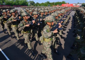 SERAMAI 1,498 orang perajurit muda terlibat dalam Perbarisan Tamat Latihan Perajurit Muda Lelaki Tentera Darat Siri 199/23 di Padang Kawad Pusasda, Port Dickson hari ini.-UTUSAN/MOHD. SHAHJEHAN MAAMIN.