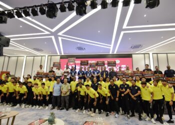 TUNKU Syed Razman Tunku Syed Idrus Al-Qadri (baris belakang, tengah) bergambar bersama wakil penaja dan pemain dan pegawai pasukan NSFC pada Majlis Pengenalan Pemain NSFC Musim 2024/2025 di Nilai, Seremban hari ini.-UTUSAN/MOHD. SHAHJEHAN MAAMIN.