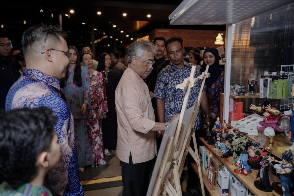 Pengurusan Mitashamika junjung kasih kesudian Al-Sultan Abdullah, Tengku Hassanal lawat kiosk jualan