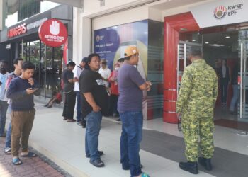 ORANG ramai beratur menunggu giliran untuk urusan memin­dahkan wang caruman mereka daripada Akaun Sejahtera ke Akaun Fleksibel di Pejabat KWSP Nilai, Seremban, hari ini.-UTUSAN/NUR SHARIEZA ISMAIL.
