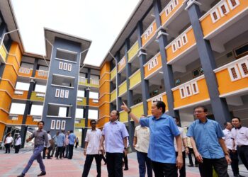 AHMAD Maslan melihat projek bangunan bilik darjah SK Sendayan yang telah siap pada majlis penyerahannya yang diadakan hari ini.-UTUSAN/MOHD. SHAHJEHAN MAAMIN.