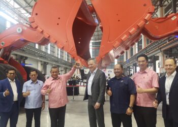 AMINUDDIN Harun (tiga dari kiri) dan Mats Eriksson (empat dari kanan) pada Majlis Pembukaan Kilang Sandvik Equipment Sdn. Bhd. di Kawasan Perindustrian Sendayan Tech Valley, Bandar Seri Sendayan, Seremban hari ini.-UTUSAN/NUR SHARIEZA ISMAIL.