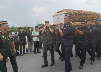 JENAZAH Undang Luak Rembau, Allahyarham Datuk Muhamad Sharip Othman dibawa ke
Tanah Perkuburan Kampung Mungkal Sepri, Rembau untuk dikebumikan-UTUSAN/NOR AINNA HAMZAH
