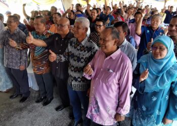 AMINUDDIN Harun (tiga dari kiri) bersama pengusaha kupang dan penternak terjejas pada majlis penyampaian bantuan kepada mereka di Pasir Panjang, Port Dickson hari ini.-UTUSAN/MOHD. SHAHJEHAN MAAMIN.