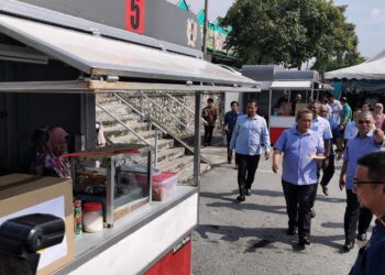 AMINUDDIN Harun ketika melawat unit MyKiosk pada majlis pelancaran MyKiosk di Jalan Dato' Syeikh Mohd. Murtadza di Sikamat, Seremban hari ini.-UTUSAN/MOHD. SHAHJEHAN MAAMIN.