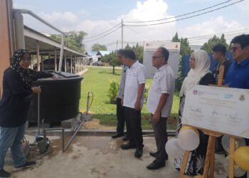 WAKIL pengurusan Kolej Pengajian Kejuruteraan Awam UiTM Shah Alam, Prof. Dr. Norashikin Ahmad Kamal (kiri) memberi taklimat berkenaan dengan projek RHPPS di Sekolah Menengah Teknik Tuanku Jaafar di Ampangan, Seremban hari ini.