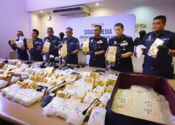 RIBUAN Abdullah (tengah) menunjukkan dadah methamphetamine bernilai RM5 juta yang dirampas pada sidang akhbar di Cawangan Narkotik Ibu Pejabat JKDM di Kampung Jijan, Nilai, Seremban hari ini.-UTUSAN/MOHD. SHAHJEHAN MAAMIN.