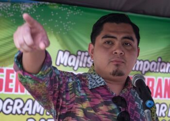MUHAMAD AKMAL Saleh bercakap kepada pemberita selepas Majlis Penyampaian Insentif Projek Pembangunan dan Program Pertanian Bandar di Pejabat Pertanian Daerah Jasin, Melaka. - UTUSAN/SYAFEEQ AHMAD