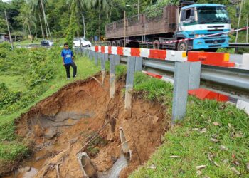 KEADAAN jalan berdekatan Kampung Senginyeh, Jalan Kampung BATU-INAS, Kuala Pilah yang tebingnya sudah terhakis menghampiri jalan utama berkenaan. - UTUSAN/NOR AINNA HAMZAH