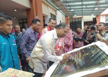 ZAMBRY Abdul Kadir menandatangani plak perasmian pada Majlis Perasmian Bangunan Fakulti  Pengajian Bahasa Utama Universiti Sains Islam Malaysia (USIM) di Nilai hari ini. - UTUSAN /NUR SHARIEZA ISMAIL